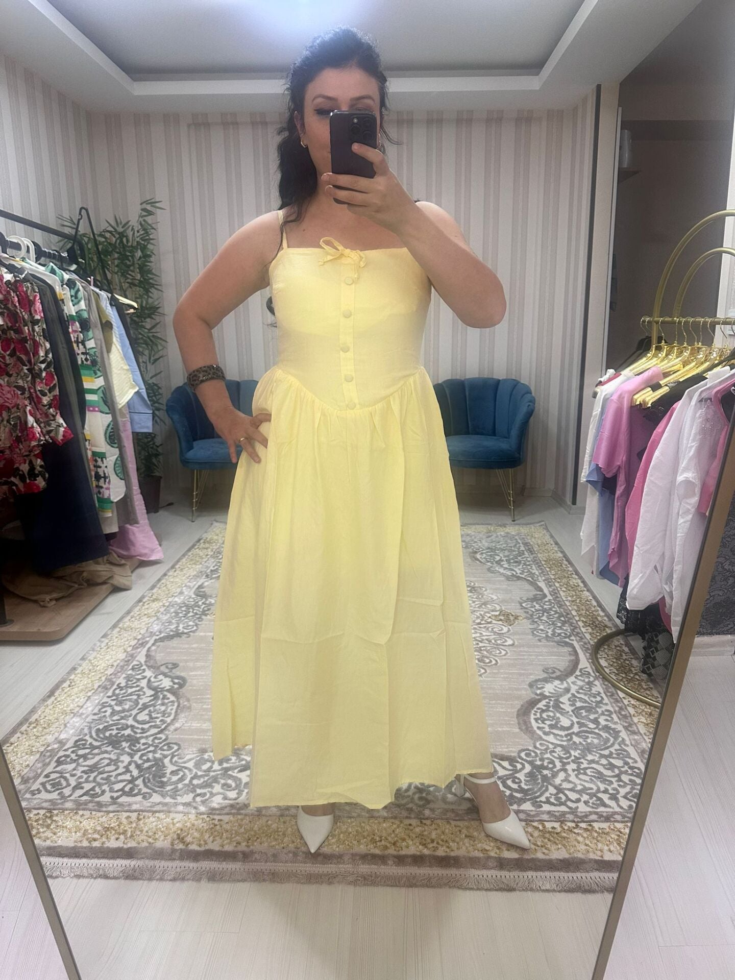 askılı düğmeli elbise