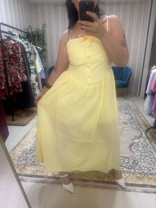 askılı düğmeli elbise