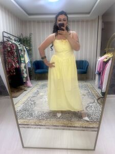 askılı düğmeli elbise