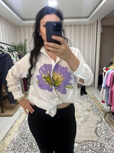 beyaz çiçek detaylı gömlek