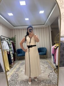 düğmeli kemerli bej elbise