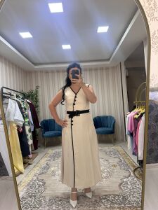 düğmeli kemerli bej elbise