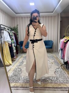 düğmeli kemerli bej elbise