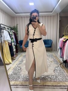 düğmeli kemerli bej elbise