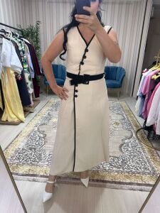 düğmeli kemerli bej elbise