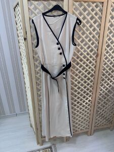 düğmeli kemerli bej elbise