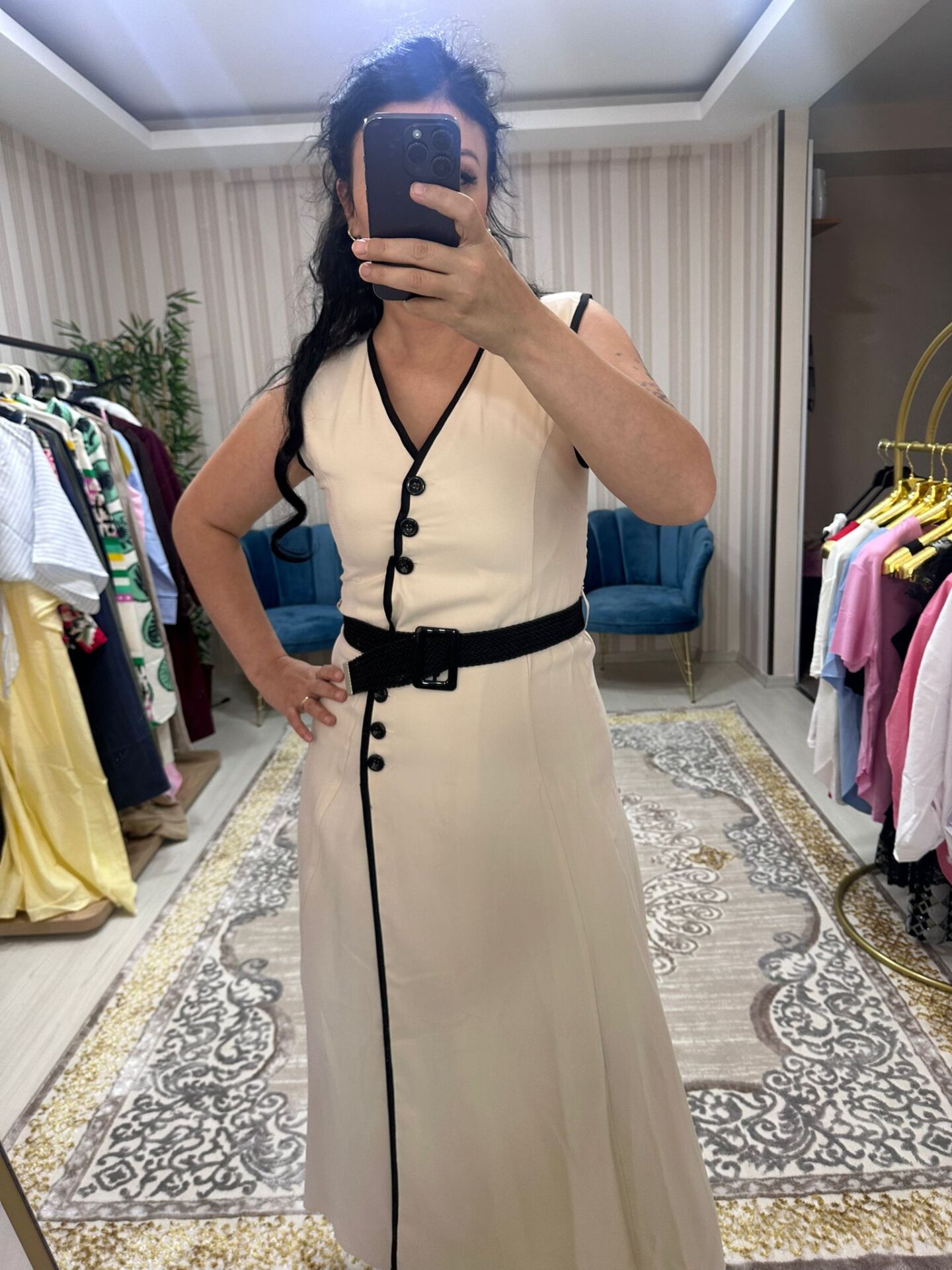 düğmeli kemerli bej elbise