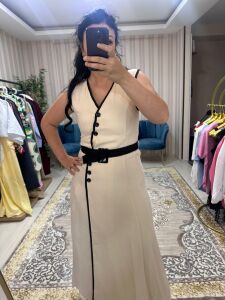 düğmeli kemerli bej elbise