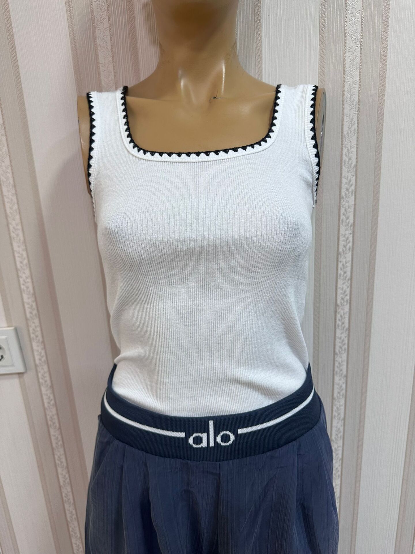 BEYAZ KALIN ASKILI STANDART BLUZ