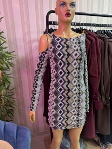 omzu açık yılan görünümlü elbise