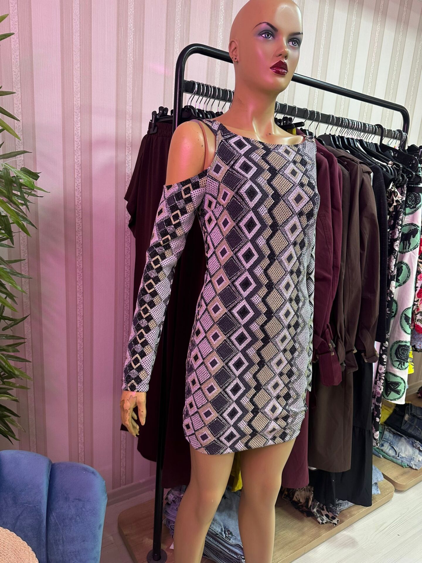 omzu açık yılan görünümlü elbise