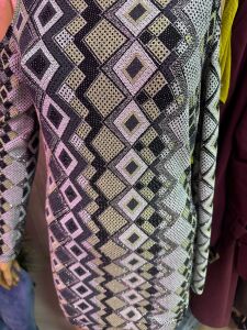 omzu açık yılan görünümlü elbise