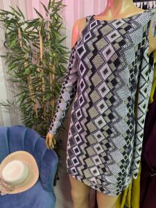 omzu açık yılan görünümlü elbise