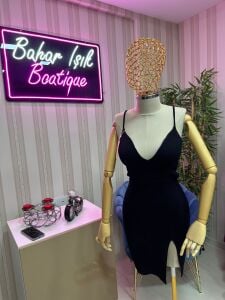 siyah dekolteli elbise