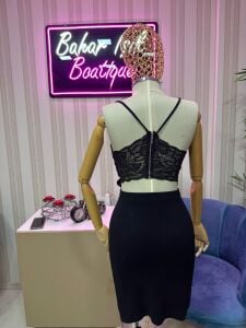 siyah dekolteli elbise