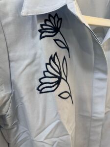 mavi işlemeli gömlek