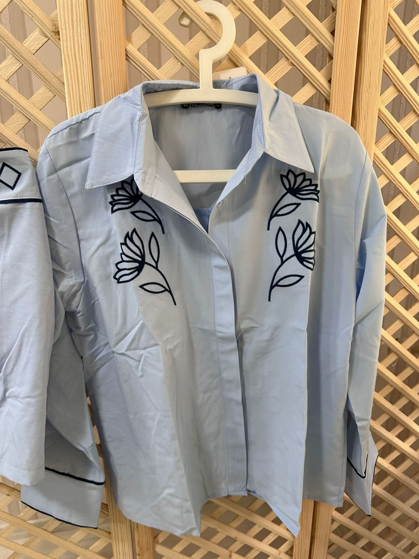 mavi işlemeli gömlek