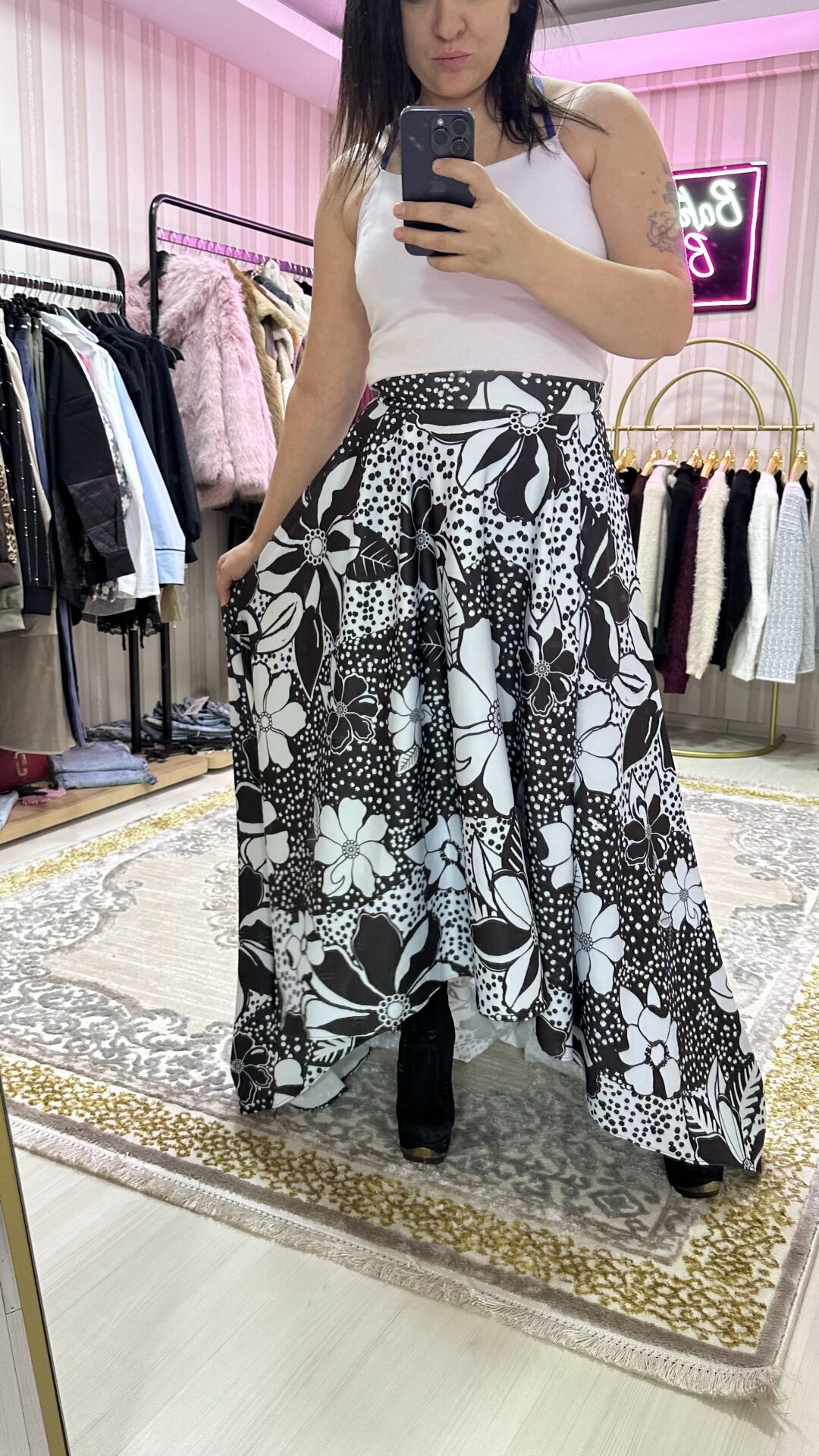 Arkası uzun tasarım etek